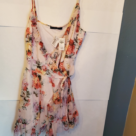 Abercrombie & Fitch Dresses & Skirts - New with tags abercrombie short floral wrap dress